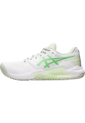 Zapatilla deportiva blanca con detalles en verde. Presenta una parte superior de malla, cuello acolchado y suela de goma texturizada. Diseño ligero para deportes.