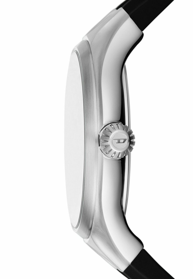 Caja de reloj de acero inoxidable plateado con un borde redondeado, que presenta una corona texturizada y una correa de goma negra. Diseño simple y minimalista.