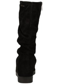Botte noire en daim, haute jusqu'au genou, au design flou, avec des coutures visibles et une fermeture éclair sur le côté. Elle possède une semelle plate et texturée pour plus de durabilité.