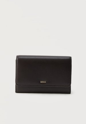Portefeuille en cuir noir avec fermeture à rabat et petit logo doré « BOSS » au centre avant, sur un fond clair uni.