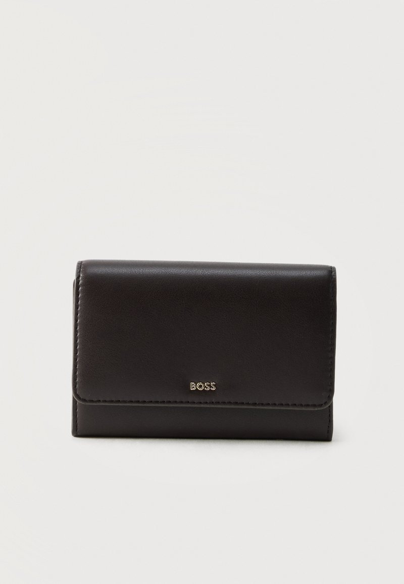 Μαύρο δερμάτινο πορτοφόλι με κλείσιμο με καπάκι και μικρό χρυσό λογότυπο «BOSS» στο κέντρο μπροστά, σε απλό ανοιχτό φόντο.