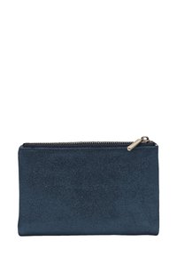 Pochette en cuir texturé bleu marine avec une fermeture éclair, dotée d'une fermeture éclair métallique de couleur claire et d'une surface lisse.