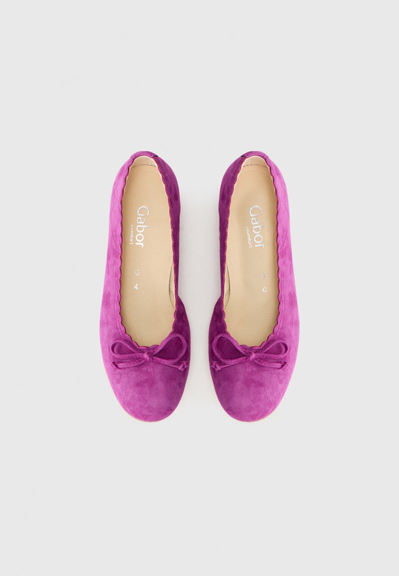 Jasnofioletowe baletki z kokardką, o miękkiej zamszowej teksturze i wygodnym wzornictwie, umieszczone na białym tle.