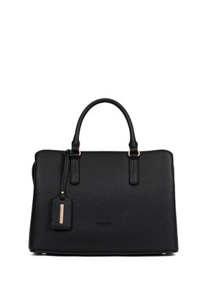 Sac à main en cuir noir texturé avec deux poignées, forme rectangulaire et une étiquette suspendue avec un détail doré.