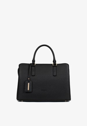 Zwarte, getextureerde leren handtas met twee handvatten, rechthoekige vorm en een hangend label met een goudkleurig detail.