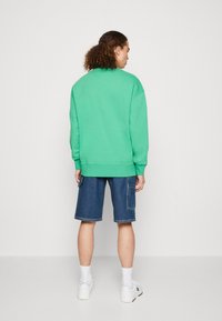 Tommy Jeans RLX XS BADGE CREW - Felpa - coastal green