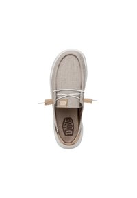 Zapato de slip-on beige con parte superior de tela texturizada, suela de goma blanca y detalles en marrón contrastante. Presenta cordones redondos y un detalle de logo.