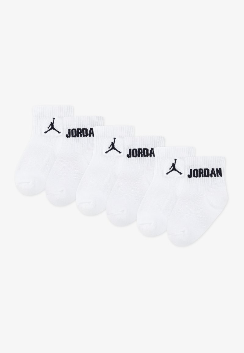 Chaussettes blanches à la cheville en lot de cinq, en coton, avec un logo "JORDAN" noir et la silhouette emblématique du Jumpman sur le bord-côte.