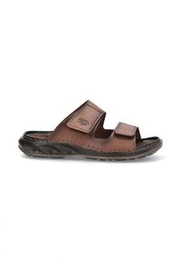 Sandalias planas de cuero marrón con dos correas de Velcro ajustables, plantilla acolchada y suela de goma negra con detalles texturizados.