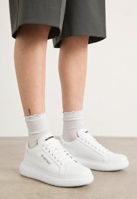 Valitud, white