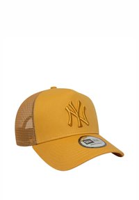Casquette de baseball jaune avec une partie en maille à l'arrière, présentant un logo brodé sur le devant. Sangle ajustable et visière plate.