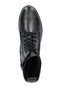 Zwarte leren veterschoenen met enkelhoge schacht, voorzien van een zijrits en een trekhaak, vanuit boven bezien.