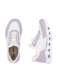 Sneaker in Weiß und Lavendel, mit Materialien aus Mesh und Wildleder, runder Zehenform, perforiertem Design und elastischen Schnürsenkeln für einfachen Tragekomfort.