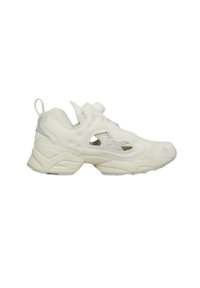 Scarpe sportive bianche con superiore testurizzato, ritagli traspiranti, suola spessa e linguetta sul tallone per una facile calzata. Presentano un design unico.