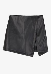 Zwarte neplederen minirok met een asymmetrische overslag aan de voorkant en subtiele stiksels, plat op een witte achtergrond.