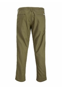 Pantalon décontracté vert olive avec taille élastique et deux poches arrière passepoilées, présenté de dos sur fond blanc uni.