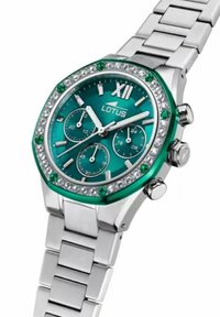 Orologio in metallo argentato con una lunetta ottagonale verde, dettagli in cristallo, un quadrante teal e indicatori delle ore argentati. Presenta tre sotto-quadranti e pulsanti per il cronografo.