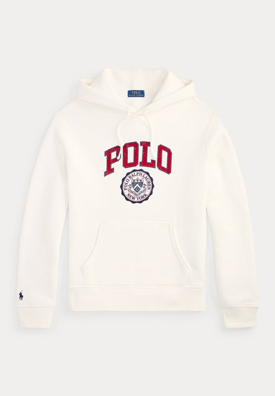 Λευκό φούτερ Polo Ralph Lauren με κόκκινο κείμενο "POLO" και κυκλικό λογότυπο στο στήθος, μπροστινή τσέπη, κουκούλα με κορδόνι και μικρό έμβλημα στο μανίκι.