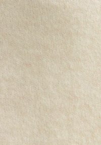 Jasno beżowa dziana tkanina o miękkiej fakturze i subtelnych odcieniach koloru, z gładkim i jednolitym wzorem.