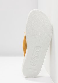 Semelle en daim orange avec une semelle extérieure en caoutchouc blanc texturé. Présente la taille "38" visible et le logo "ECCO". Forme de contour lisse.