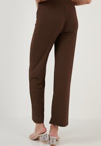 LELA REGULAR FIT - Hlače - brown