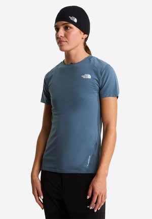 Koszulka sportowa z krótkim rękawem w kolorze niebieskim, wykonana z lekkiego materiału. Posiada okrągły dekolt oraz małe logo na piersi i dole koszulki.