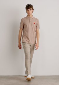 HUGO DERESO - Poloskjorter - medium beige