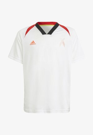Weiße Fußballtrikot mit kurzen Ärmeln, roten und schwarzen Akzenten, V-Ausschnitt-Design, Adidas-Logo in Orange und strukturiertem Muster auf der Vorderseite.