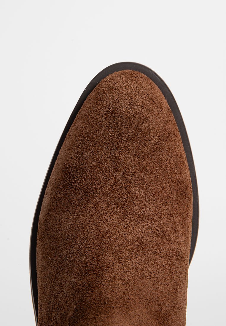 Braune Wildleder-Ankelboots mit runder Zehe, glatter Oberfläche und schwarzer Gummisohle. Verfügt über ein elegantes, nahtloses Design.