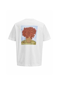 Hvid bomulds T-shirt med et farverigt graphic af en terrakotta vase fyldt med røde blomster mod en blå baggrund.