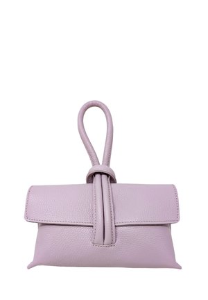 Pochette da polso in pelle martellata color lilla con manico a loop e pattina piegata fissata da una cinghia verticale in pelle.