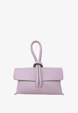 Pochette da polso in pelle martellata color lilla con manico a loop e pattina piegata fissata da una cinghia verticale in pelle.