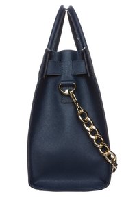 Sac à main structuré bleu marine avec une finition texturée, doté de deux poignées et d'un accent en chaîne dorée. Haut fermé avec un détail de boucle.