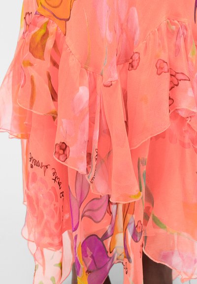 Φούστα από κοραλλί ροζ πολλαπλών στρώσεων σιφόν με βολάν και ζωντανά λουλουδάτα σχέδια σε μωβ, πορτοκαλί και πράσινο.