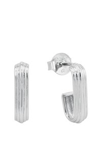 Orecchini a forma di lobo in tonalità argento con design a cerchio rettangolare rigato e chiusure a farfalla, che riflettono la luce su uno sfondo bianco.