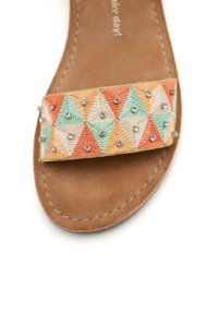 Sandal flat con un motivo triangolare in tessuto arancione, verde menta e beige, decorato con strass, montato su una suola in suede beige.