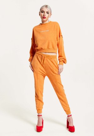 WITH A DRAWSTRING WAIST
 - Tracksuit bottoms - orange