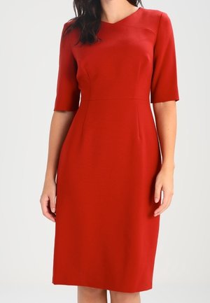 Rotes knielanges Kleid aus glattem Stoff mit V-Ausschnitt, kurzen Ärmeln und einer taillierten Silhouette mit dezenten Abnähern.