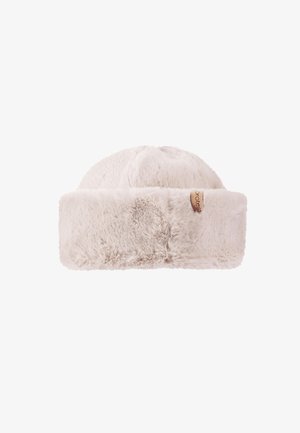 Chapeau d'hiver en fausse fourrure couleur crème avec un rebord replié et une petite étiquette en tissu marron sur le côté.