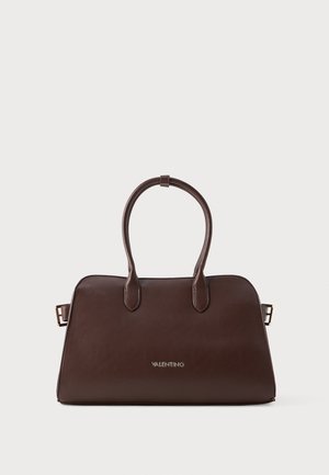 Donkerbruine Valentino leren handtas met dubbele handvatten aan de bovenkant en een minimalistisch gouden logo in het midden aan de voorkant.