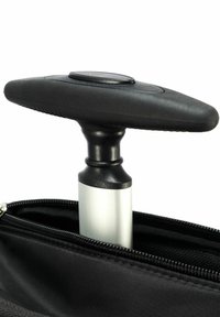 Czarny ręczny pompka powietrza z uchwytem wystającym z metalowej, srebrnej rury, umieszczonej w czarnej, materiałowej torbie na zamek błyskawiczny. Teksturowany uchwyt na rączce.