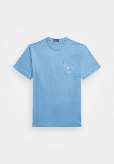 Ανοιχτό γαλάζιο κοντομάνικο μπλουζάκι με στρογγυλή λαιμόκοψη, διαθέτει τσέπη στο στήθος που είναι κεντημένη με το "Polo RL" σε λευκή κλωστή.