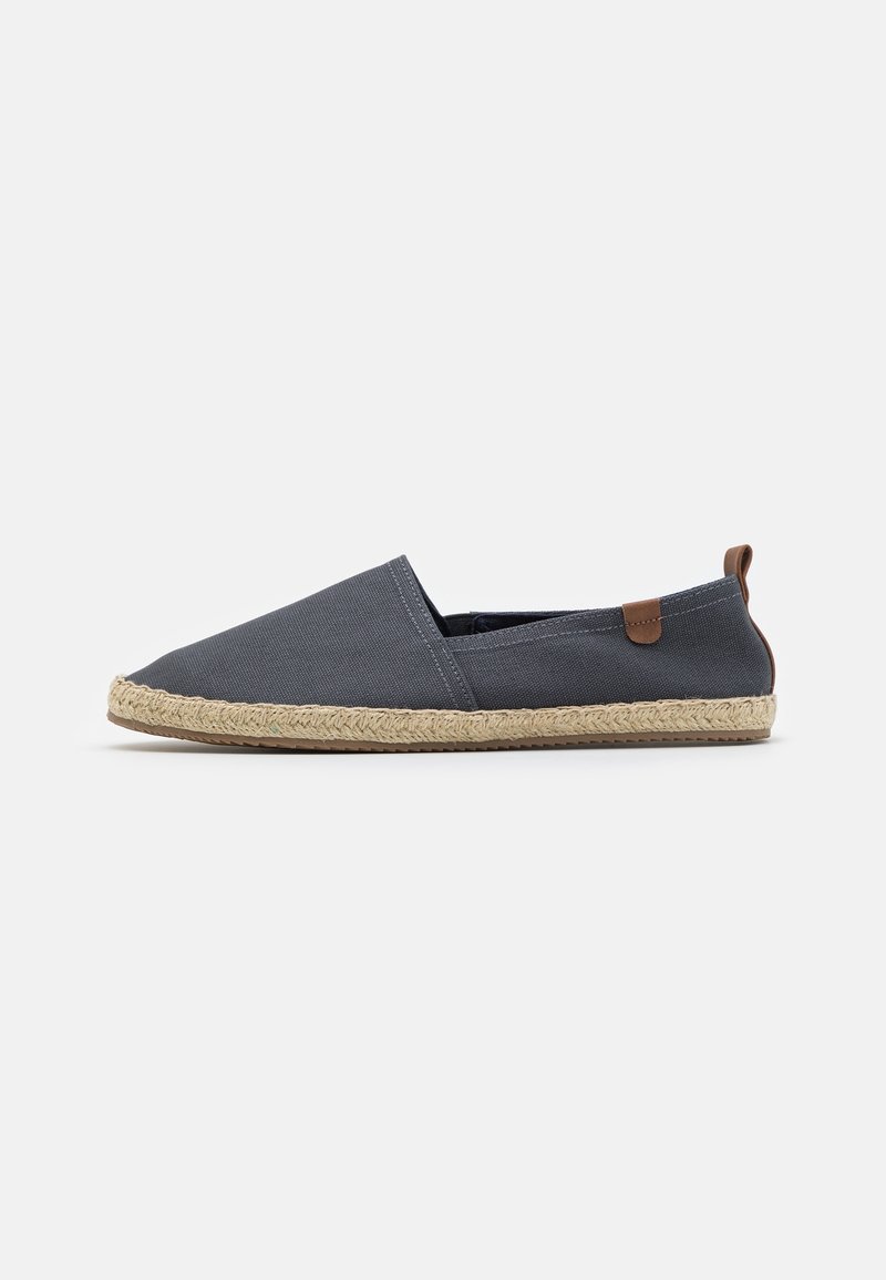Espadrille décontractée gris foncé à enfiler avec semelle enveloppée de jute et languette marron sur fond blanc.