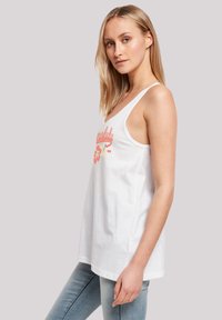 Weißes Tanktop aus Baumwolle mit einem floralen Grafikdesign in Orange und Gelb. Lockerer Schnitt mit breiten Armöffnungen und einem Rundhalsausschnitt.