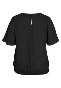 Svart kortärmad blus, mjuk tygkvalitet, samlad midja, nyckelhål bakdetalj med en vit knapp, slät textur och avslappnad passform.