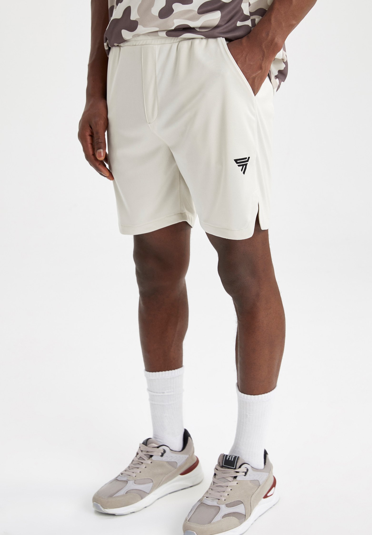 DeFacto SLIM FIT - Pantalón corto de deporte - off white/crema - Zalando.es