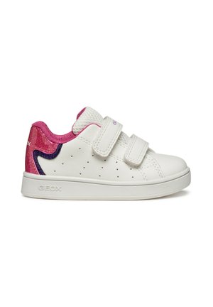 Białe skórzane sneakersy z różowymi akcentami z brokatu, dwoma paskami na rzepy, perforowanymi detalami dla lepszej oddychalności oraz teksturowaną gumową podeszwą.