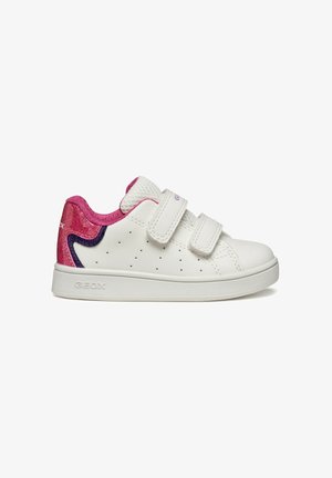 Sneaker in pelle bianca con accenti di glitter rosa, due cinturini in Velcro, dettagli perforati per la traspirabilità e una suola in gomma testurizzata.
