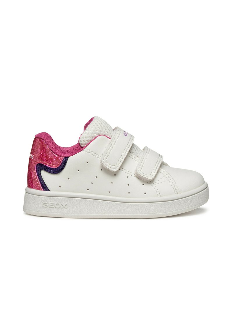 Białe skórzane sneakersy z różowymi akcentami z brokatu, dwoma paskami na rzepy, perforowanymi detalami dla lepszej oddychalności oraz teksturowaną gumową podeszwą.