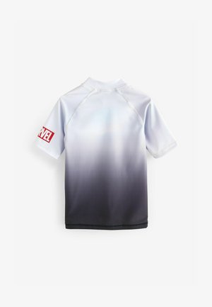 Maglietta a maniche corte con rash guard caratterizzata da un design graduato che va dal bianco al nero, e un logo rosso "MARVEL" sulla manica sinistra. Realizzata in materiale sintetico.